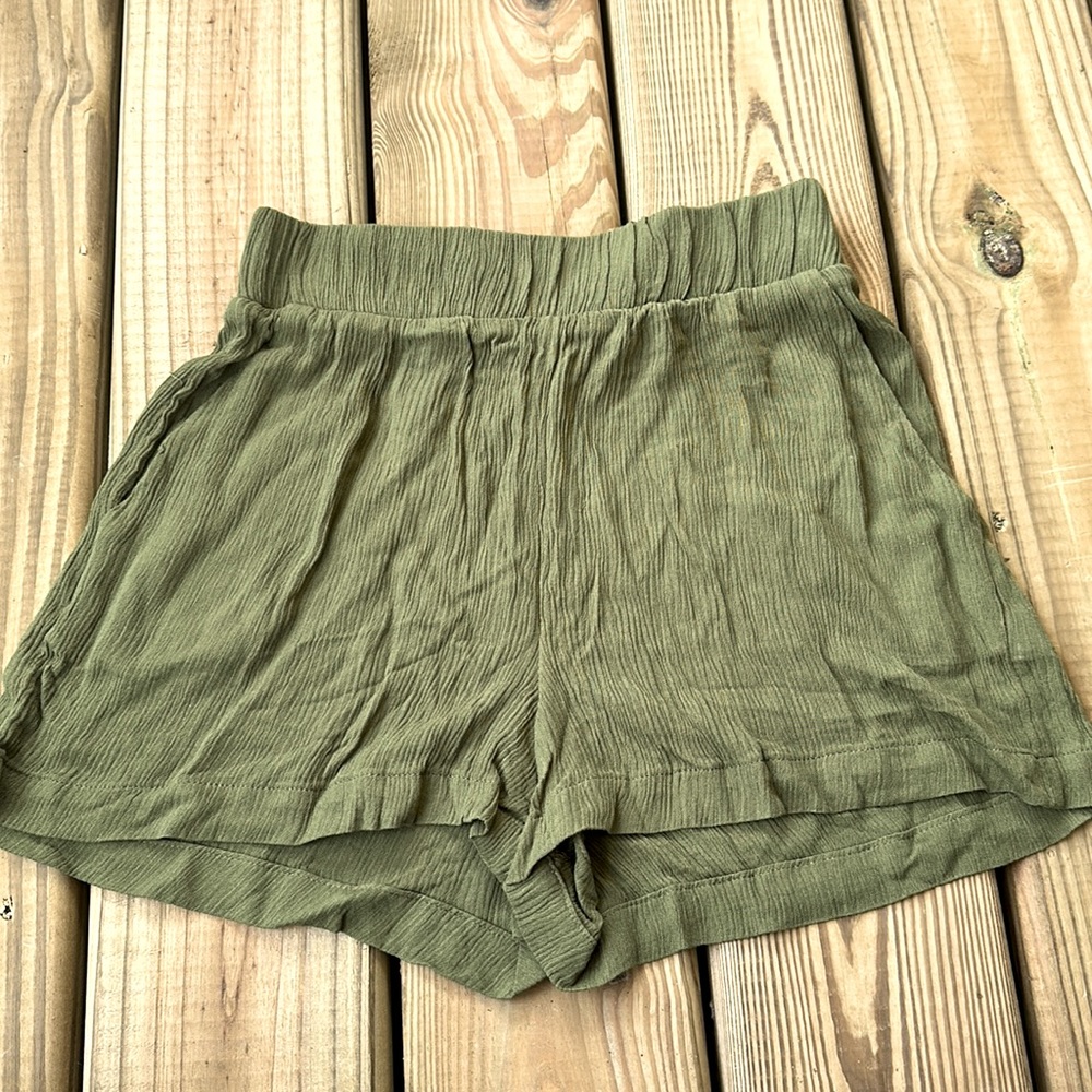 ARMY GREEN FLOWY SHORTS SIZE XS